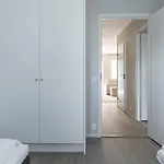 Renovated 3 Bedroom Family With Sauna And Parking *