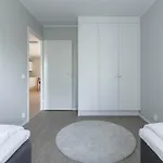 Renovated 3 Bedroom Family With Sauna And Parking דירה